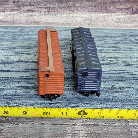 Vintage H.O scale Union Pacific & chessie systems train boxcars blue and brown - Picture 6 of 10